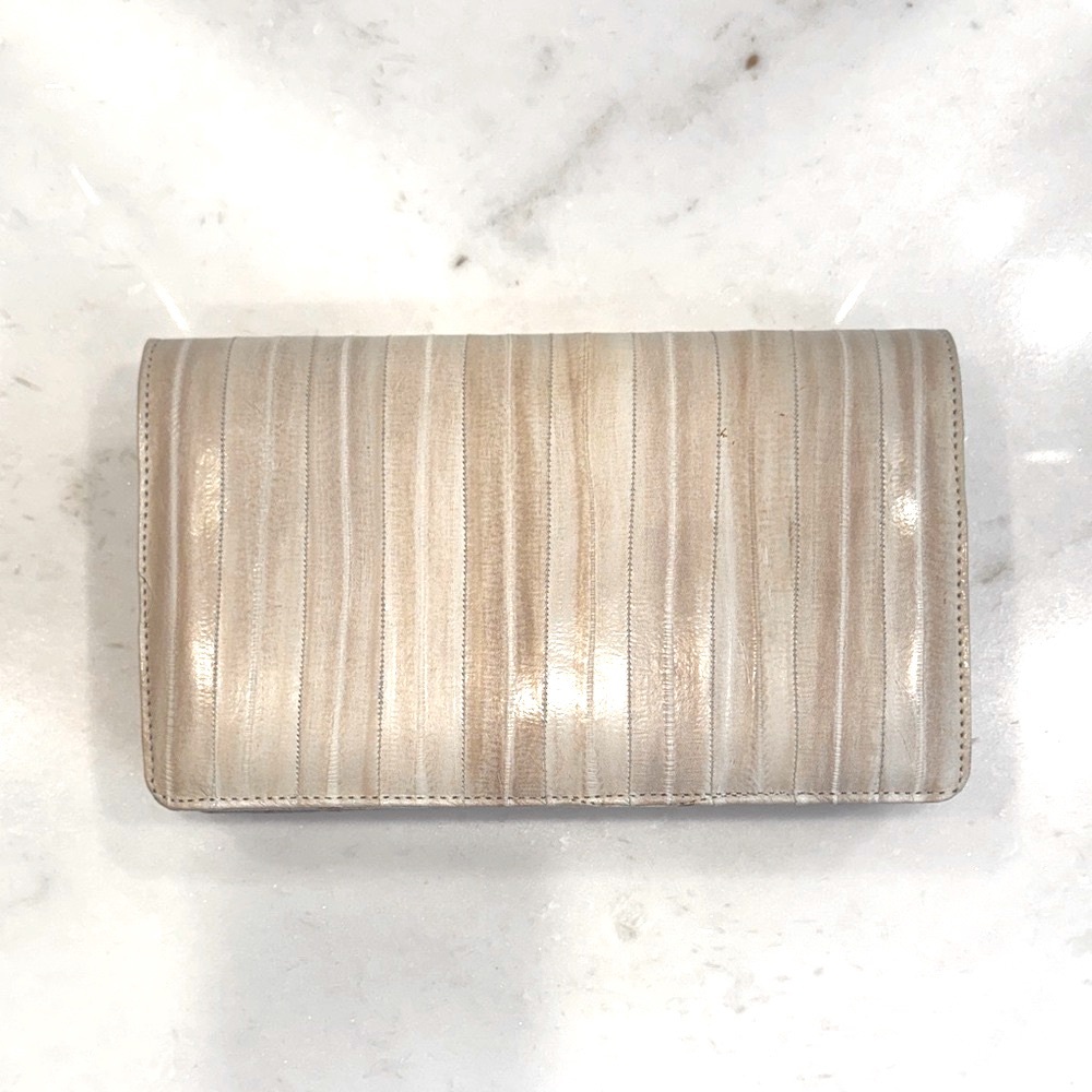Vintage authentic eel skin purse in neutral cream, beige, taupe colors.
